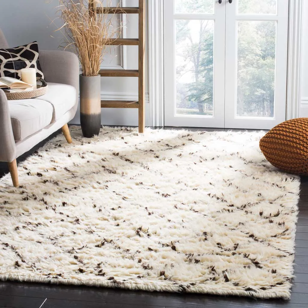 Kenya Diamond Ivory/Dark Brown Area Rug